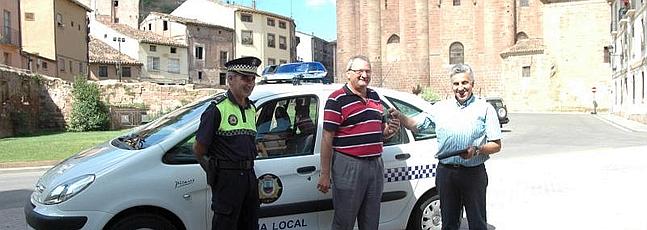 Juan José Álvarez, en el centro, con el jefe de la Policía Local, durante la entrega de un coche patrulla.
